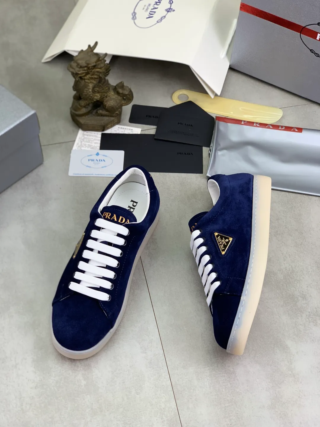 Men's shoes 💰P540💰【New model】The hot model is on the official website, 🆘 The trendy brand (Prada) mainly promotes the hot model, the avant-garde and versatile fashion men's shoes are privately modeled, the cowhide surface is spliced 1:1.. The fashion is simple, the original imported cowhide lining and the cowhide feet; the atmosphere and personality are more fashionable, eye-catching and pursuing class. It will subvert the old idea and be a must-have for fashion trendsetters with you! Must keep it for yourself! Tall and comfortable, large and low, high-end quality workmanship. Size: 38-45; 3️⃣colors available.
